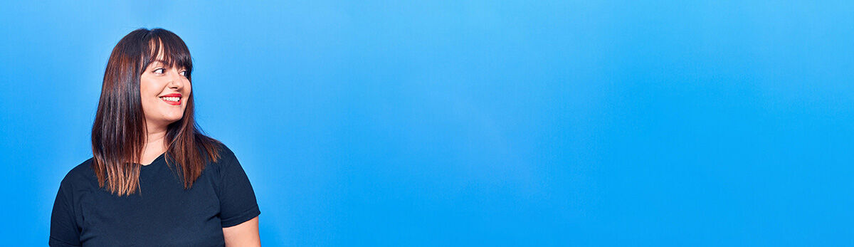 eine Frau, die auf einem Skateboard steht