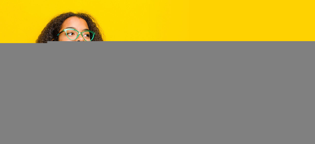 eine Frau in einem Anzug und Brille, die mit gekreuzten Armen steht