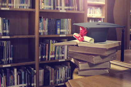 einen Tisch mit Büchern und einem Hut darauf